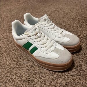 Stylish White and Green Men's Sneakers
